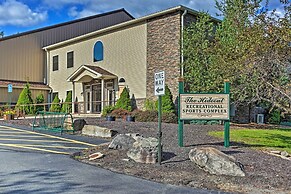 Large Deck + Resort Amenities: Lake Ariel Retreat