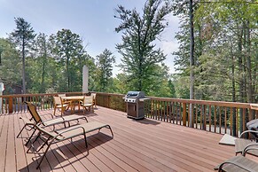 Large Deck + Resort Amenities: Lake Ariel Retreat