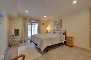 Large Deck + Resort Amenities: Lake Ariel Retreat