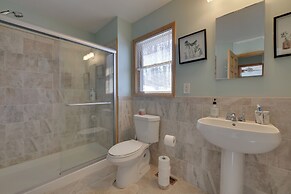 Large Deck + Resort Amenities: Lake Ariel Retreat