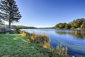 Large Deck + Resort Amenities: Lake Ariel Retreat