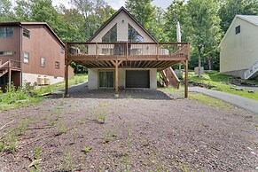 Large Deck + Resort Amenities: Lake Ariel Retreat