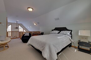 Large Deck + Resort Amenities: Lake Ariel Retreat