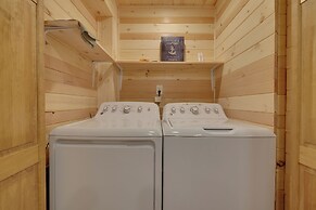 Large Deck + Resort Amenities: Lake Ariel Retreat