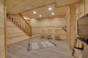 Large Deck + Resort Amenities: Lake Ariel Retreat