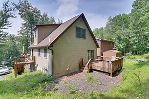 Large Deck + Resort Amenities: Lake Ariel Retreat