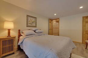 Large Deck + Resort Amenities: Lake Ariel Retreat