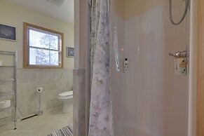 Large Deck + Resort Amenities: Lake Ariel Retreat