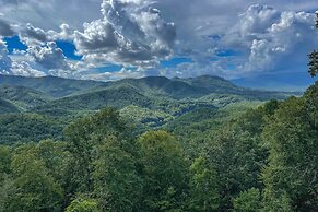 Bryson City Cabin w/ Hot Tub ~ 10 Mi to Dtwn!