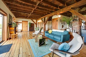 Breathtaking Mtn Views: Stylish Rustic Retreat!