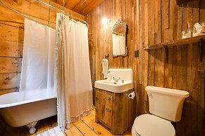 Breathtaking Mtn Views: Stylish Rustic Retreat!