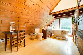 Breathtaking Mtn Views: Stylish Rustic Retreat!