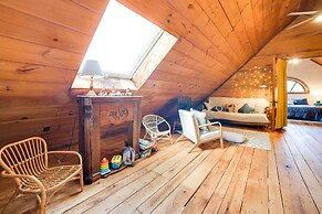 Breathtaking Mtn Views: Stylish Rustic Retreat!