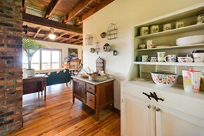 Breathtaking Mtn Views: Stylish Rustic Retreat!