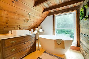 Breathtaking Mtn Views: Stylish Rustic Retreat!