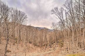 Mountainside Retreat w/ Fire Pit in Banner Elk