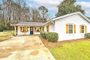 Bright Beaufort Home w/ Porch & Fire Pit!