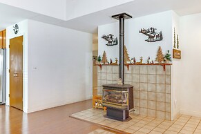 Mountain Paradise ~ 1 Mile to Pine Mountain Lake!