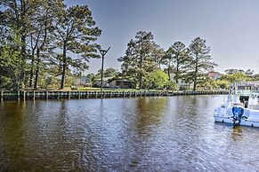 Boat Dock & Kayak: OBX Getaway on the Harbour