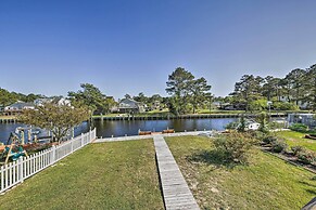 Boat Dock & Kayak: OBX Getaway on the Harbour