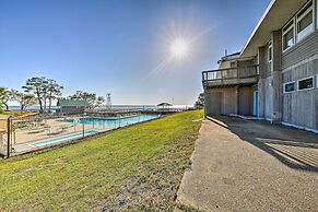 Boat Dock & Kayak: OBX Getaway on the Harbour