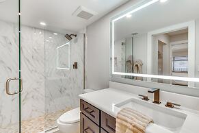 Luxury Sanibel Condo w/ Ocean View: Steps to Beach