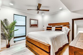 Luxury Sanibel Condo w/ Ocean View: Steps to Beach