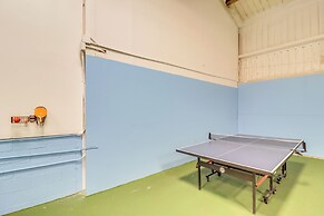 Cozy Camelback, Pocono Retreat w/ Mountain Views!