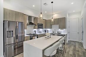 Newly-built Luxury Galleria Area Townhome!