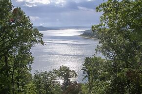 Beaver Lake Retreat w/ Lake Access & Fire Pit!