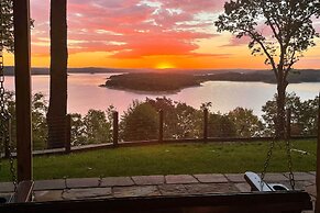 Beaver Lake Retreat w/ Lake Access & Fire Pit!