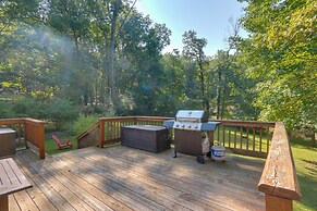 Harpers Ferry Cabin - Walk to Private Lake!