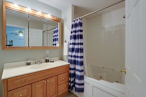 Harpers Ferry Cabin - Walk to Private Lake!