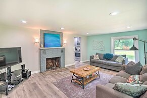 Modern Gold Bar Vacation Rental w/ Mountain View