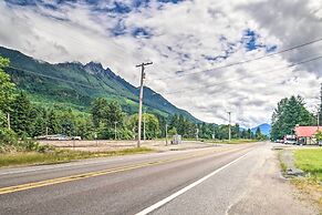 Modern Gold Bar Vacation Rental w/ Mountain View