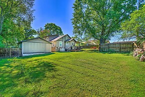 Historic Branson Cottage: 7 Mi to Table Rock Lake!