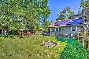 Historic Branson Cottage: 7 Mi to Table Rock Lake!