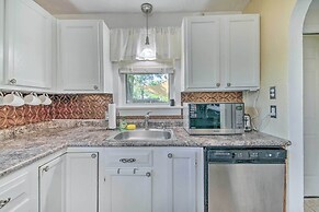 Historic Branson Cottage: 7 Mi to Table Rock Lake!