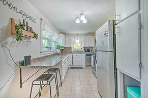 Historic Branson Cottage: 7 Mi to Table Rock Lake!