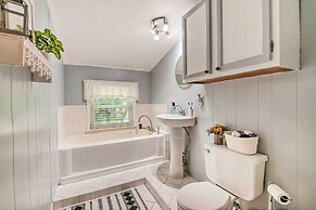 Historic Branson Cottage: 7 Mi to Table Rock Lake!