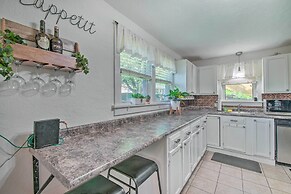 Historic Branson Cottage: 7 Mi to Table Rock Lake!