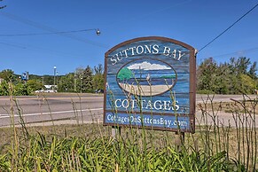 Lakefront 'manitou Cottage' < 1 Mi to Downtown!