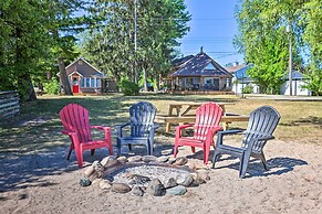 Lakefront 'manitou Cottage' < 1 Mi to Downtown!