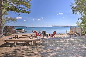 Lakefront 'manitou Cottage' < 1 Mi to Downtown!