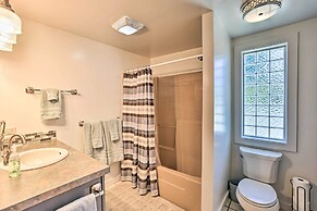 Lakefront 'manitou Cottage' < 1 Mi to Downtown!