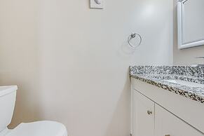 1/4 Mi to Ocean: Beach Pebble Townhome w/ Patio