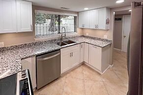 1/4 Mi to Ocean: Beach Pebble Townhome w/ Patio