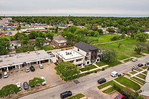 Steps to TCU Campus: Modern Fort Worth Apt
