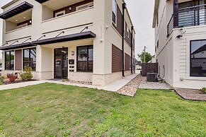 Steps to TCU Campus: Modern Fort Worth Apt