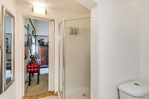 College Station Getaway w/ Hot Tub & Courtyard!